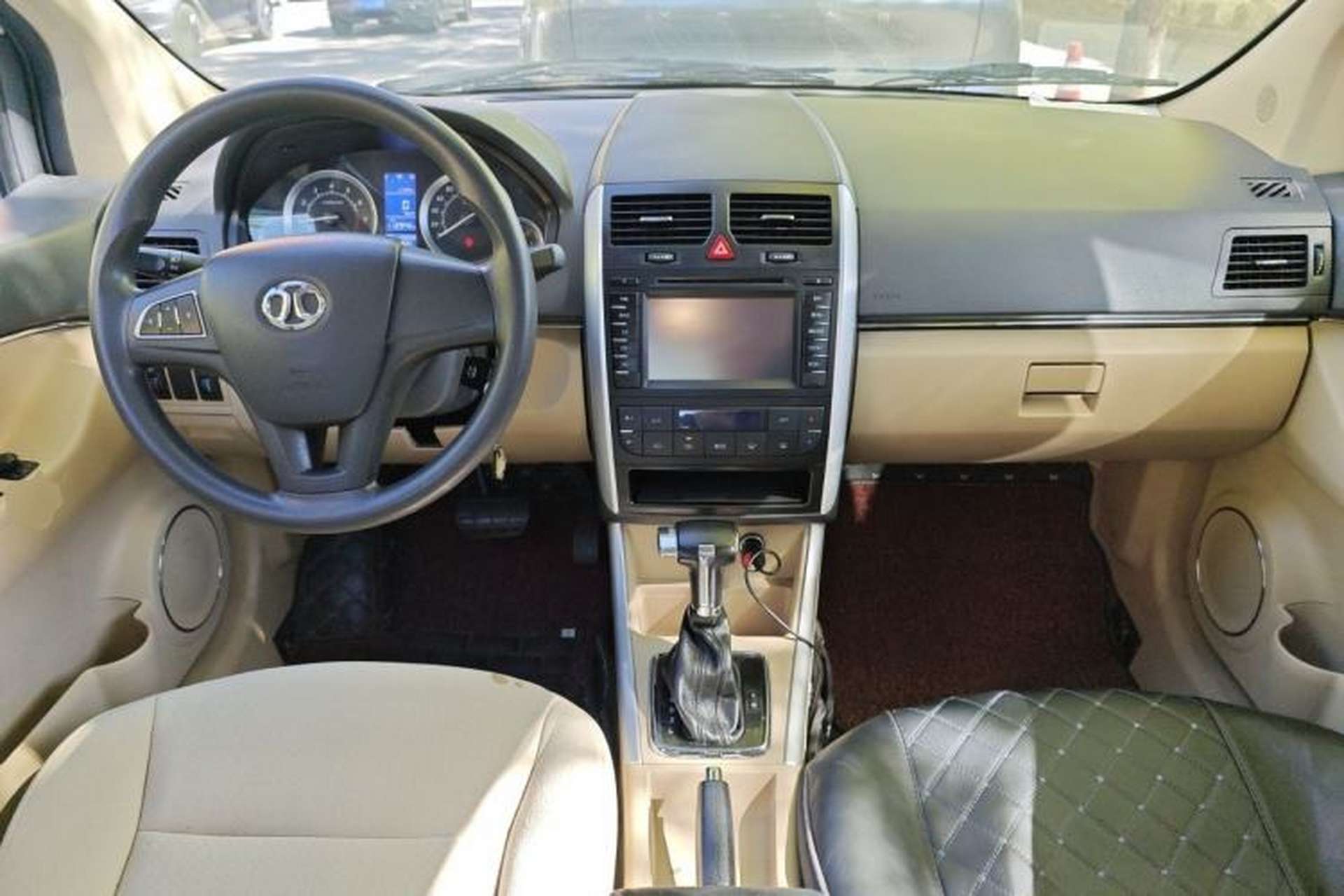 Used BAIC E Series 2013 Sedan 1.5L Automatic Leshang Edition Center Console