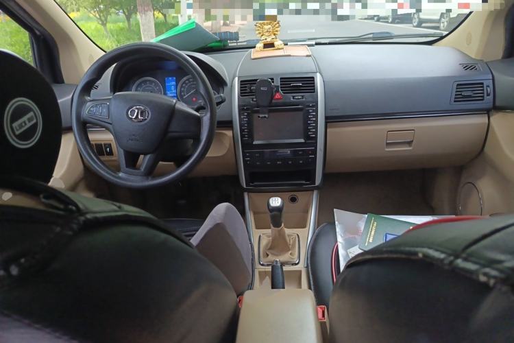 Used BAIC E Series 2013 Sedan 1.5L Manual Leshang Version Center Console