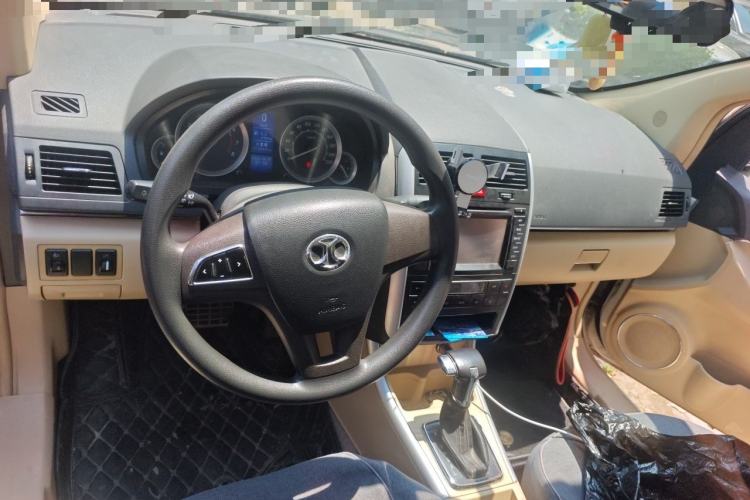 Used BAIC E Series 2013 Sedan 1.5L Automatic Leshang Edition Center Console