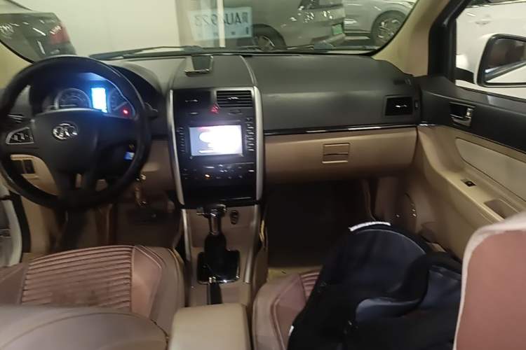 Used BAIC E Series 2013 Sedan 1.5L Automatic Leshang Edition Center Console