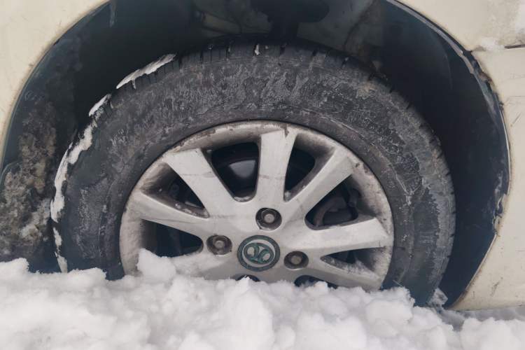 Used BAIC E Series 2013 Sedan 1.5L Automatic Lotte Edition Right Front Wheel Hub