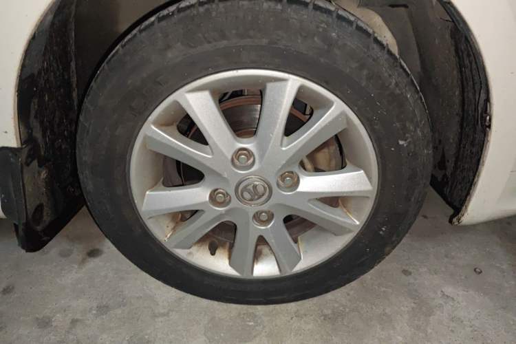 Used BAIC E Series 2013 Sedan 1.5L Automatic Lotte Edition Right Front Wheel Hub