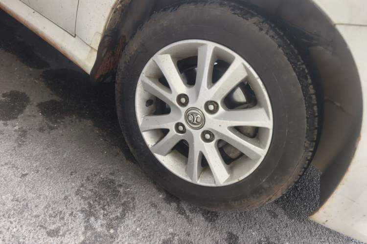 Used BAIC E Series 2013 Sedan 1.5L Automatic Leshang Edition Right Front Wheel Hub