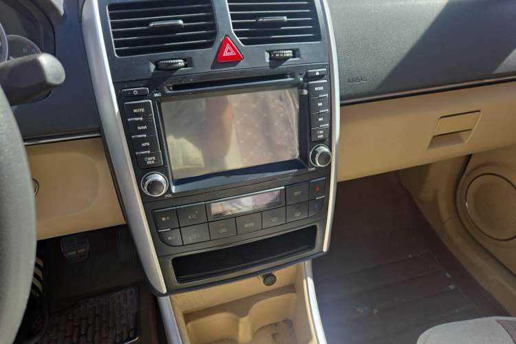 Used BAIC E Series 2013 Sedan 1.5L Manual Lotte Edition Audio And AC Panel