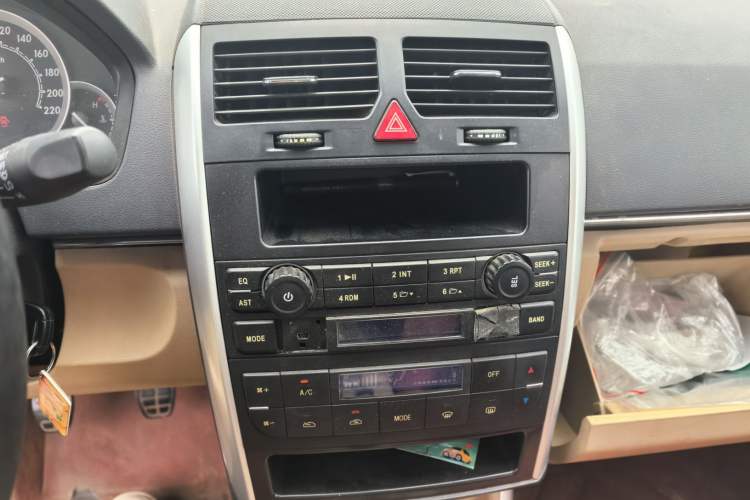 Used BAIC E Series 2013 Sedan 1.3L Manual Special Offer Edition Audio And AC Panel