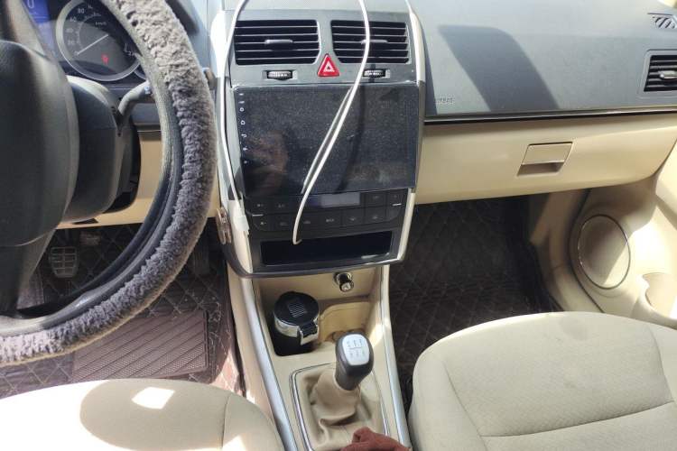 Used BAIC E Series 2013 Sedan 1.5L Manual Leshang Version Audio And AC Panel