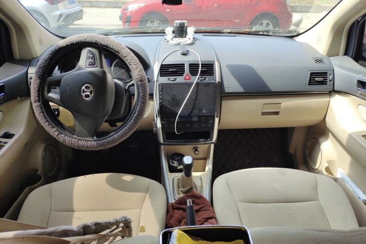 Used BAIC E Series 2013 Sedan 1.5L Manual Leshang Version Center Console