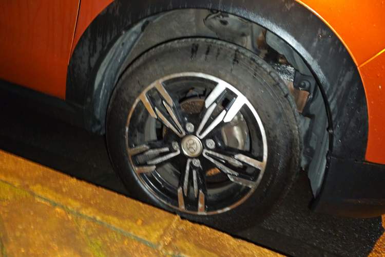 Used BAIC New Energy EC 2017 EC180 Dynamic Edition Right Front Wheel Hub