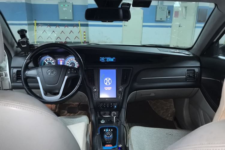 Used BAIC New Energy EU 2016 EU260 Enjoy Edition Center Console