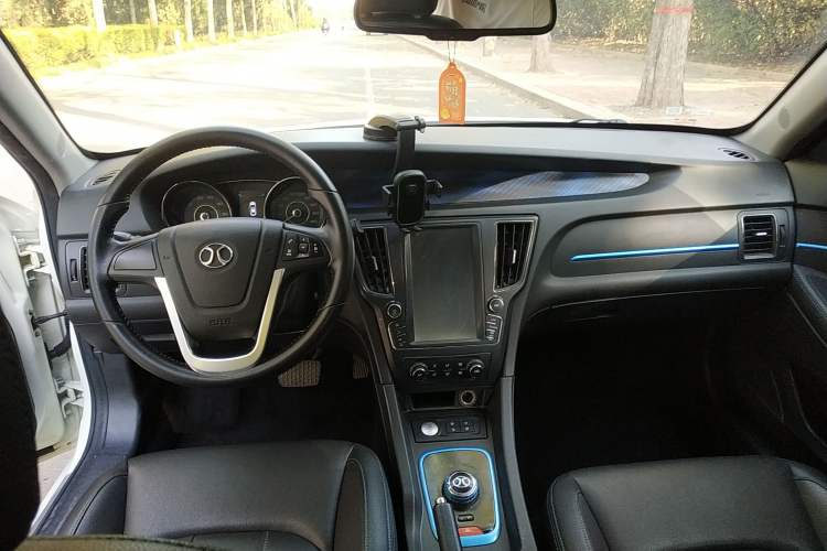 Used BAIC New Energy EU 2017 EU400 Enjoy Edition Center Console