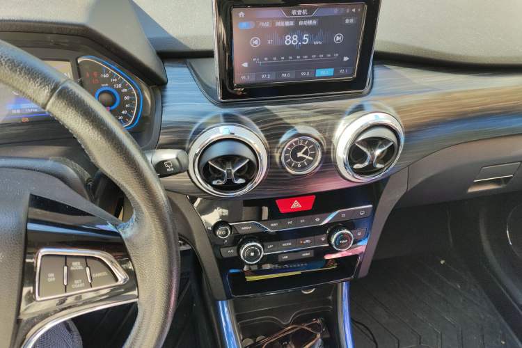 Used BAIC New Energy EX 2018 EX360 Trendy Edition Audio And AC Panel
