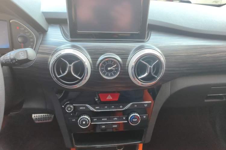 Used BAIC New Energy EX 2018 EX360 Trendy Edition Audio And AC Panel