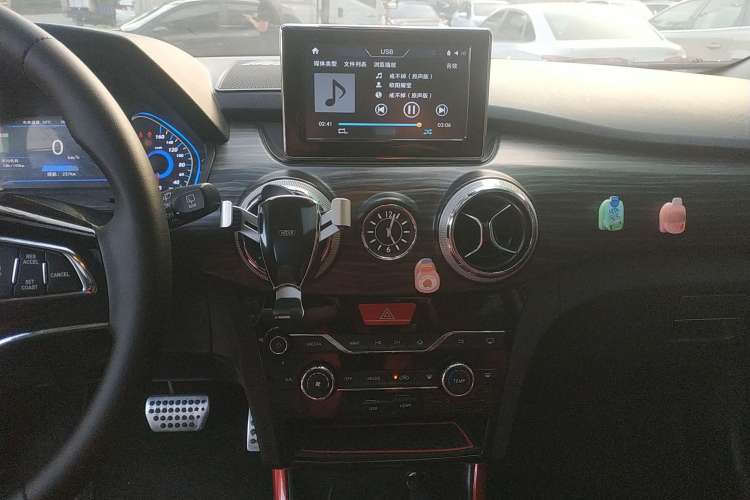 Used BAIC New Energy EX 2018 EX360 Trendy Edition Audio And AC Panel