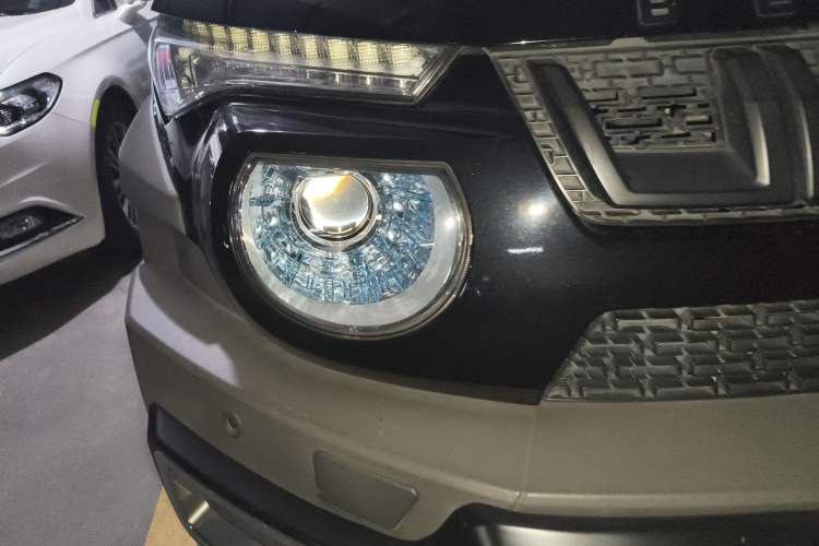 Used BAIC Off-Road BJ20 2016 1.5T CVT Luxury Model Right Front Headlight