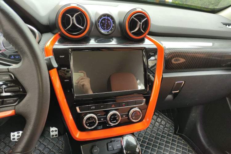 Used BAIC Off-Road BJ20 2016 1.5T CVT Luxury Model Audio And AC Panel