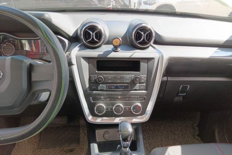 Used BAIC Off-Road BJ20 2016 1.5T CVT Elite Model Audio And AC Panel