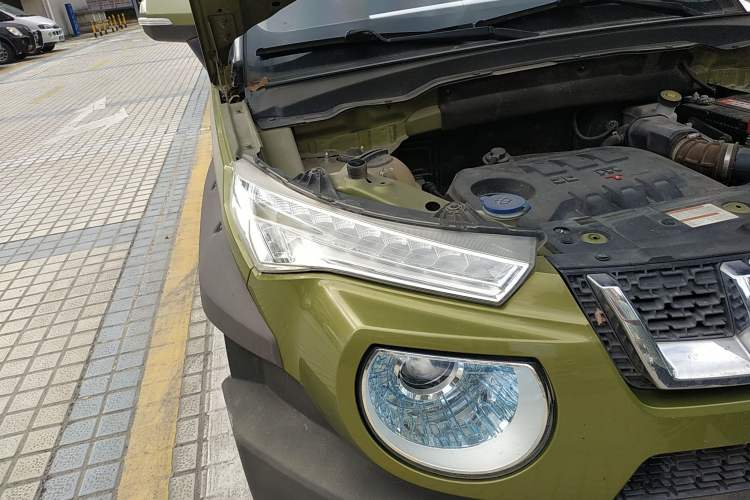 Used BAIC Off-Road BJ20 2016 1.5T CVT Elite Model Right Front Headlight