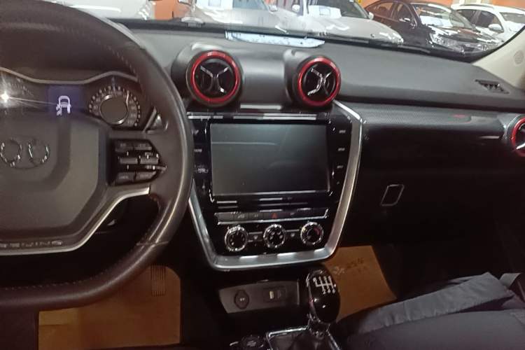 Used BAIC Off-Road BJ20 2016 1.5T Manual Luxury Model Audio And AC Panel