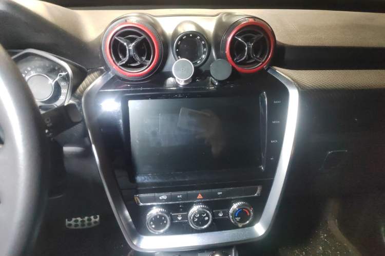 Used BAIC Off-Road BJ20 2016 1.5T CVT Luxury Model Audio And AC Panel