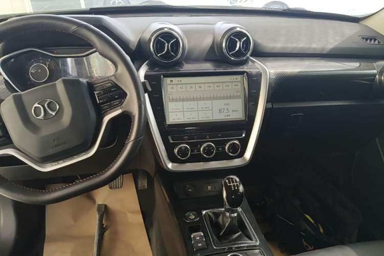 Used BAIC Off-Road BJ20 2016 1.5T Manual Luxury Model Audio And AC Panel