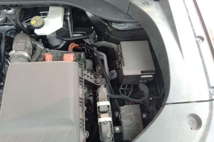 Used BAIC Off-Road BJ30 2024 1.5T Magic Electric Drive Advanced Version Engine Bay Left