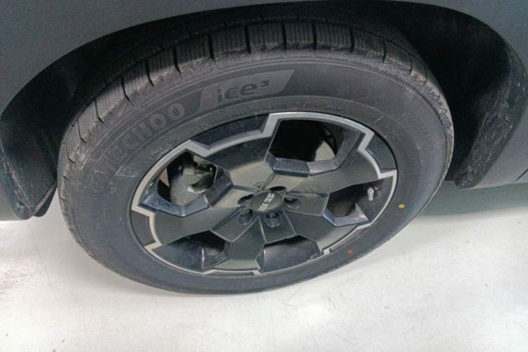 Used BAIC Off-Road BJ30 2024 1.5T Magic Electric Drive Advanced Version Left Front Wheel Hub