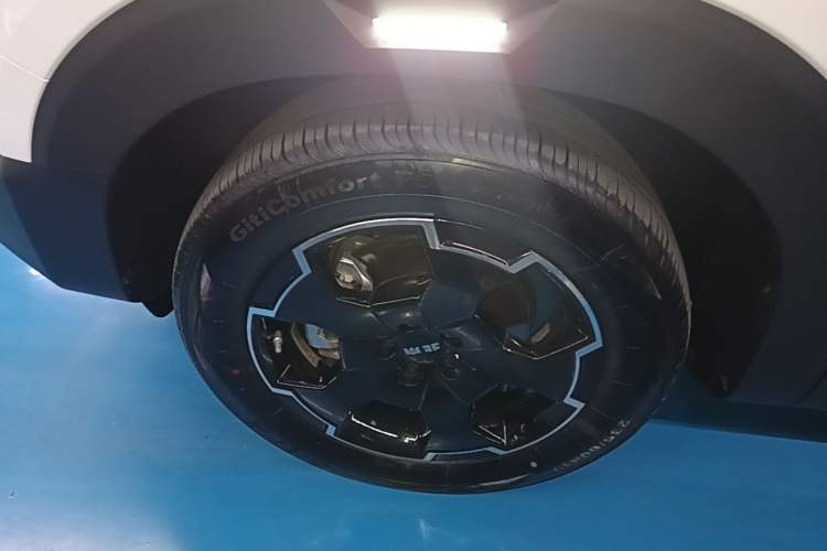 Used BAIC Off-Road BJ30 2024 1.5T Magic Electric Drive Advanced Version Left Front Wheel Hub