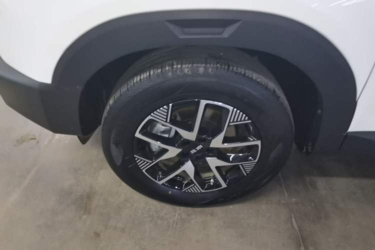 Used BAIC Off-Road BJ30 2024 1.5T Magic Electric Drive Standard Edition Left Front Wheel Hub