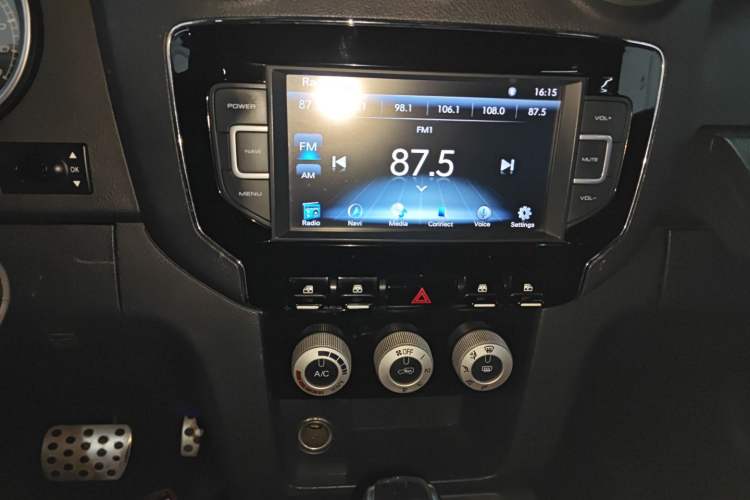 Used BAIC Off-Road BJ40 2016 40L 2.3T Automatic Two-Wheel Drive Luxury Edition Audio And AC Panel
