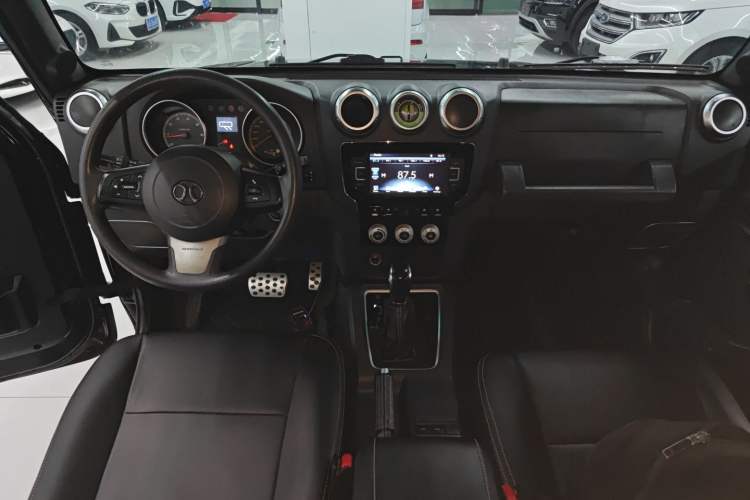 Used BAIC Off-Road BJ40 2016 40L 2.3T Automatic Two-Wheel Drive Luxury Edition Center Console