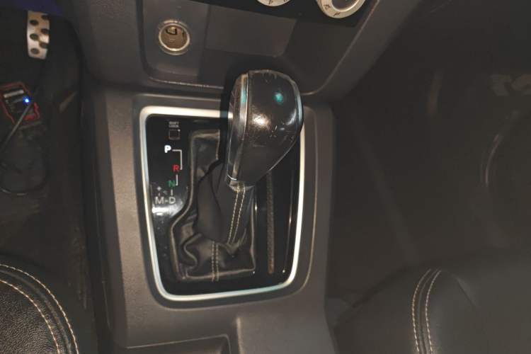 Used BAIC Off-Road BJ40 2016 40L 2.3T Automatic Two-Wheel Drive Luxury Edition Gear Lever