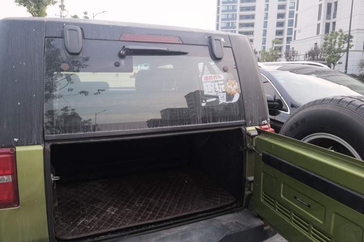 Used BAIC Off-Road BJ40 2014 2.4L Manual Cross-Country Edition Trunk