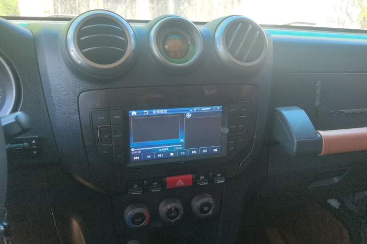 Used BAIC Off-Road BJ40 2014 2.4L Manual Exploration Edition Audio And AC Panel