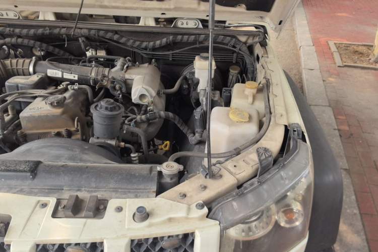 Used BAIC Off-Road BJ40 2014 2.4L Manual Cross-Country Edition Engine Bay Left