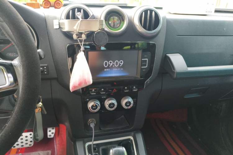 Used BAIC Off-Road BJ40 2016 40L 2.3T Automatic All-Wheel Drive Premium Edition Audio And AC Panel