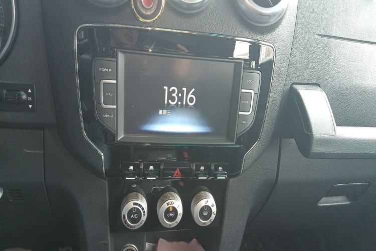 Used BAIC Off-Road BJ40 2016 40L 2.3T Automatic Two-Wheel Drive Prestige Edition Audio And AC Panel