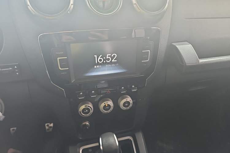 Used BAIC Off-Road BJ40 2016 40L 2.3T Automatic All-Wheel Drive Premium Edition Audio And AC Panel
