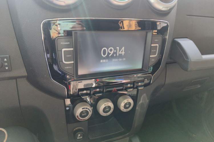 Used BAIC Off-Road BJ40 2016 40L 2.0T Manual All-Wheel Drive Prestige Edition Audio And AC Panel