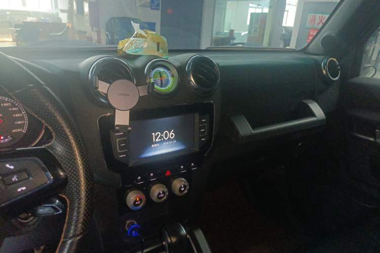 Used BAIC Off-Road BJ40 2016 40L 2.3T Automatic Two-Wheel Drive Prestige Edition Audio And AC Panel