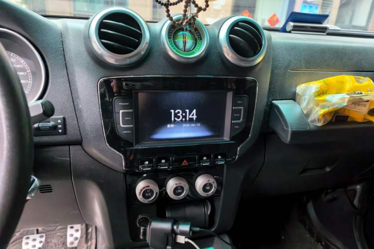 Used BAIC Off-Road BJ40 2016 40L 2.0T Manual Two-Wheel Drive Luxury Edition Audio And AC Panel