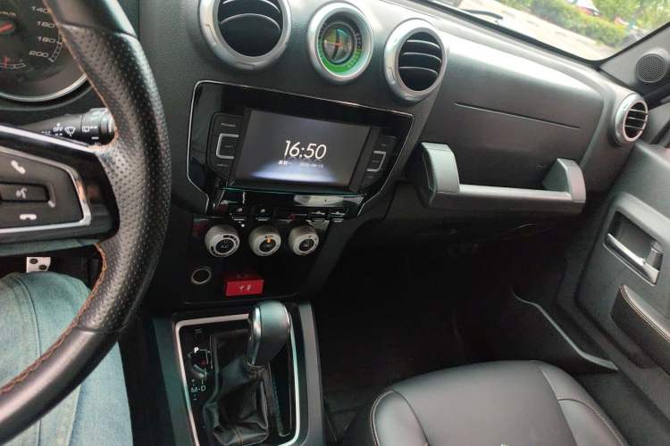 Used BAIC Off-Road BJ40 2016 40L 2.3T Automatic All-Wheel Drive Premium Edition Audio And AC Panel