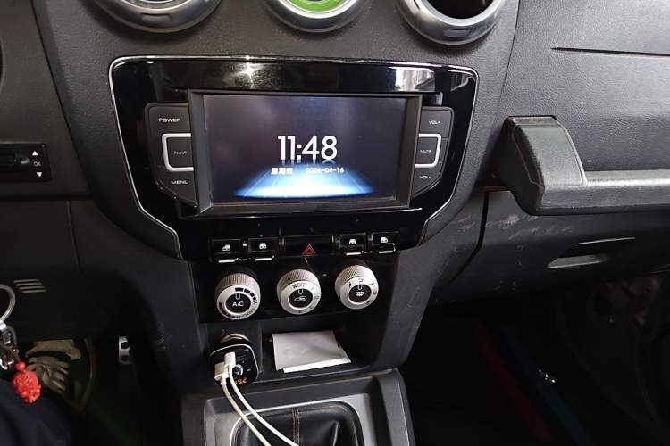 Used BAIC Off-Road BJ40 2016 40L 2.0T Manual All-Wheel Drive Prestige Edition Audio And AC Panel