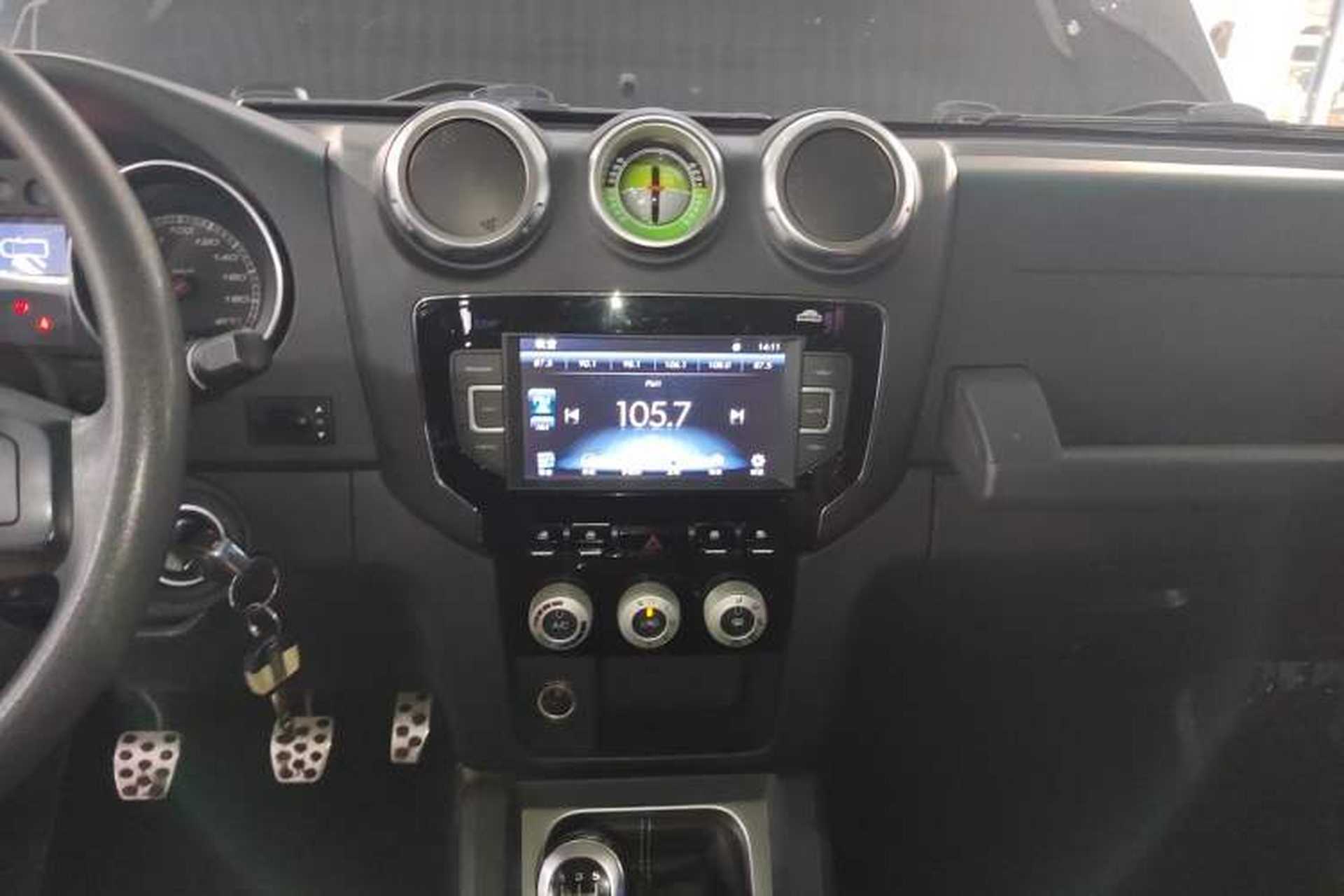 Used BAIC Off-Road BJ40 2016 40L 2.0T Manual Two-Wheel Drive Luxury Edition Audio And AC Panel