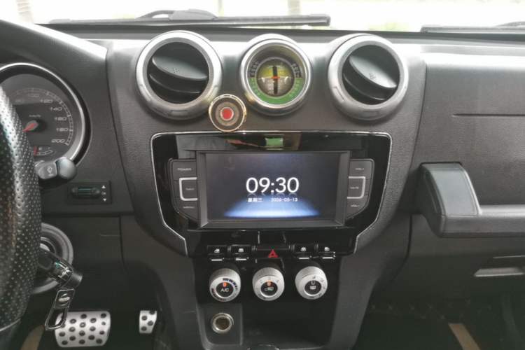 Used BAIC Off-Road BJ40 2016 40L 2.3T Automatic Two-Wheel Drive Prestige Edition Audio And AC Panel