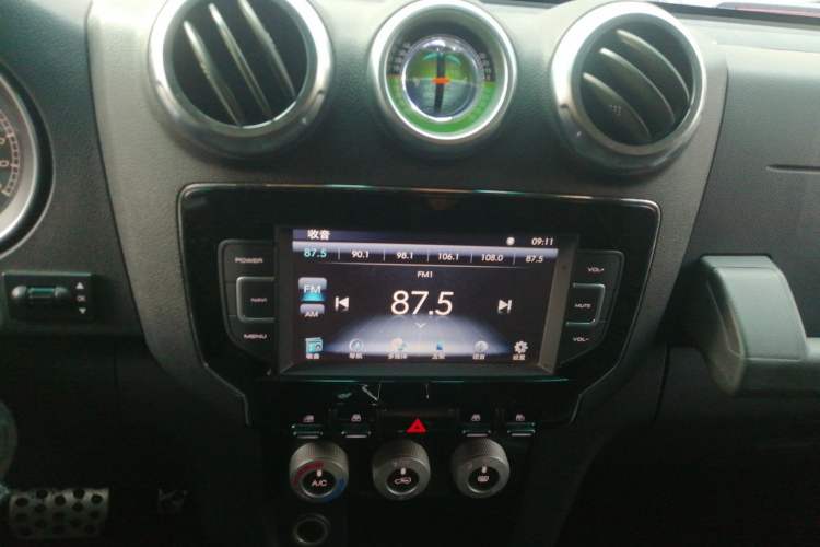 Used BAIC Off-Road BJ40 2016 40L 2.3T Automatic Two-Wheel Drive Prestige Edition Audio And AC Panel