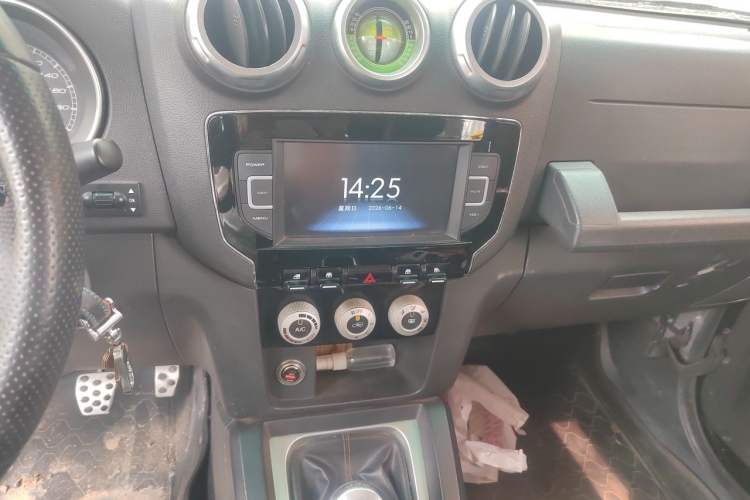 Used BAIC Off-Road BJ40 2016 2.0T Manual Four-Wheel Drive Prestige Edition Audio And AC Panel