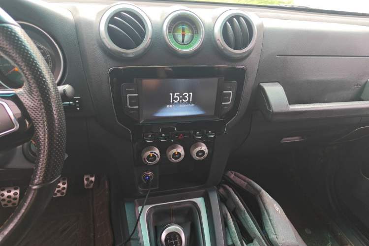 Used BAIC Off-Road BJ40 2016 40L 2.0T Manual All-Wheel Drive Prestige Edition Audio And AC Panel