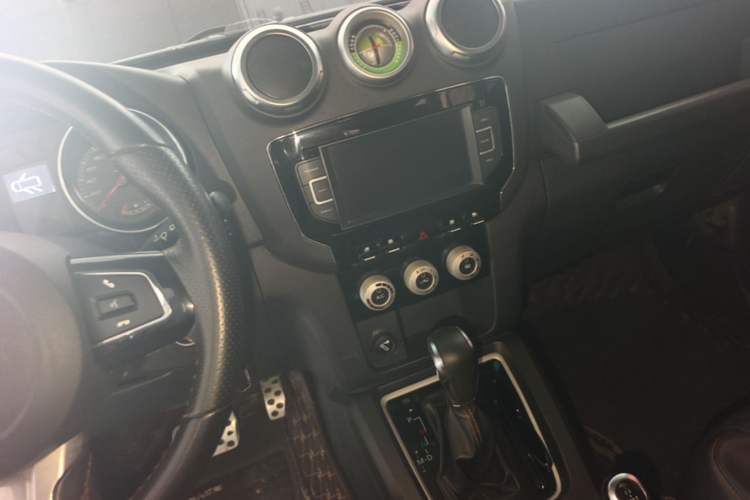 Used BAIC Off-Road BJ40 2016 40L 2.3T Automatic All-Wheel Drive Premium Edition Audio And AC Panel