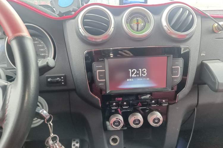 Used BAIC Off-Road BJ40 2016 40L 2.0T Manual Two-Wheel Drive Luxury Edition Audio And AC Panel