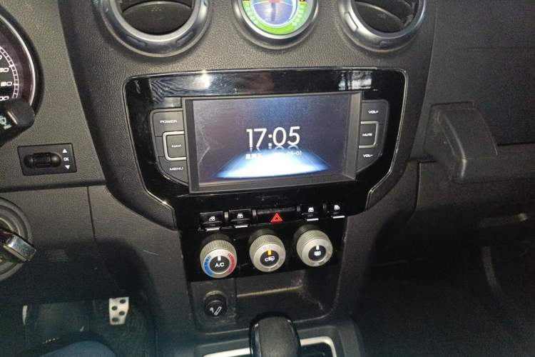 Used BAIC Off-Road BJ40 2016 40L 2.3T Automatic All-Wheel Drive Premium Edition Audio And AC Panel